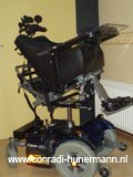 Elektrische rolstoel achterover gekanteld en omhoog.