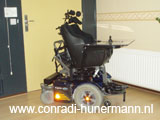 Elektrische rolstoel in laagste stand.