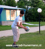Hamid aan het voetballen.