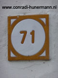 Het bordjte met ons huisnummer: 71. 